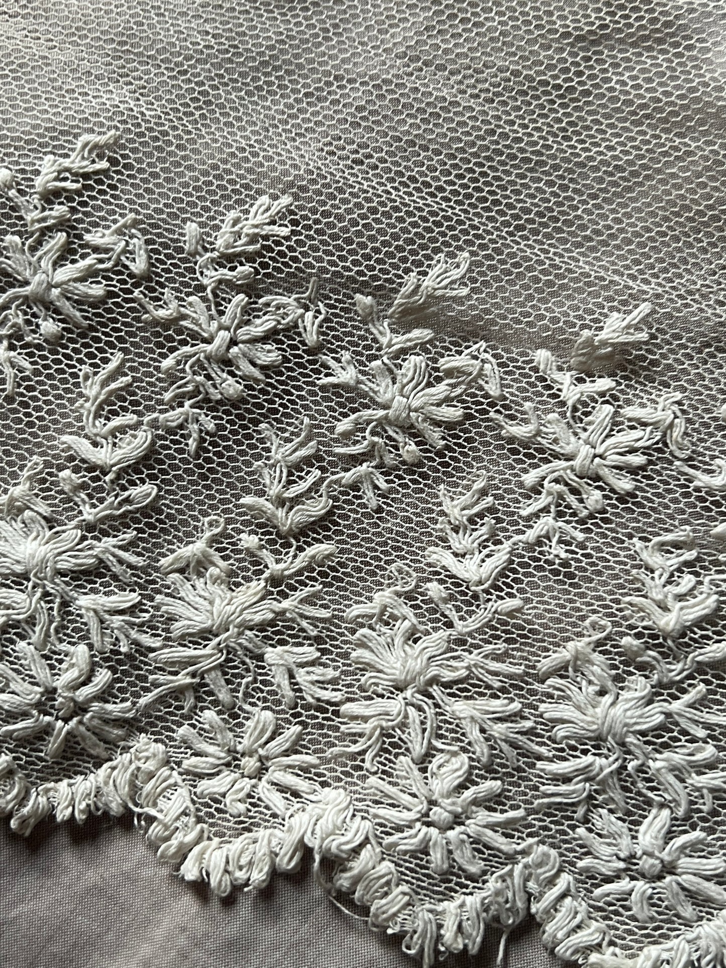 チュール刺繍レース