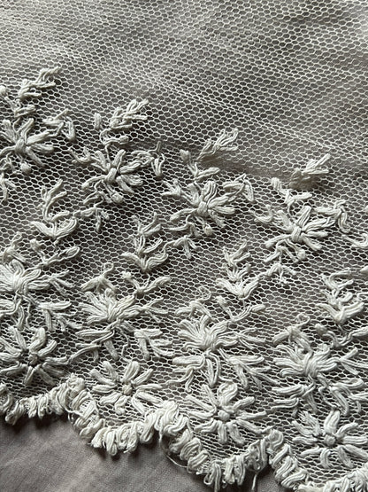 チュール刺繍レース