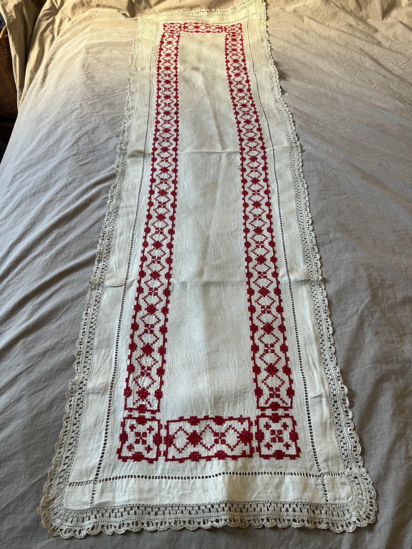 赤糸刺繍クロス
