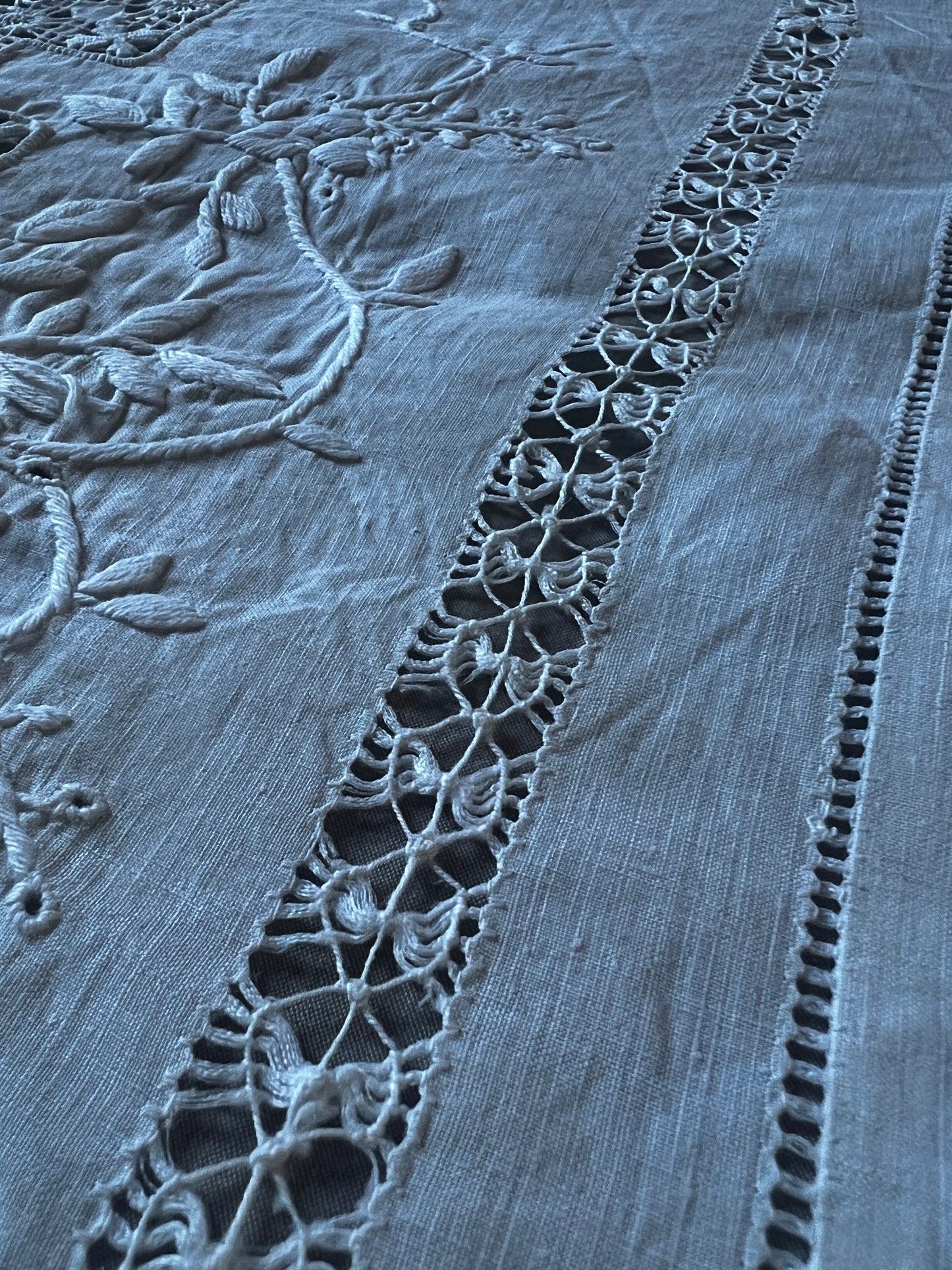 刺繍とレースのクロス