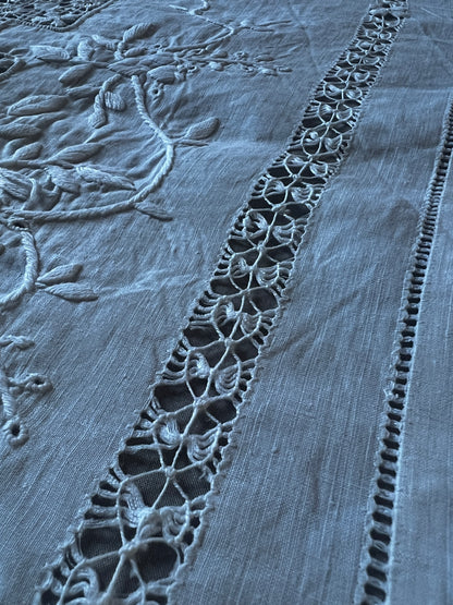 刺繍とレースのクロス