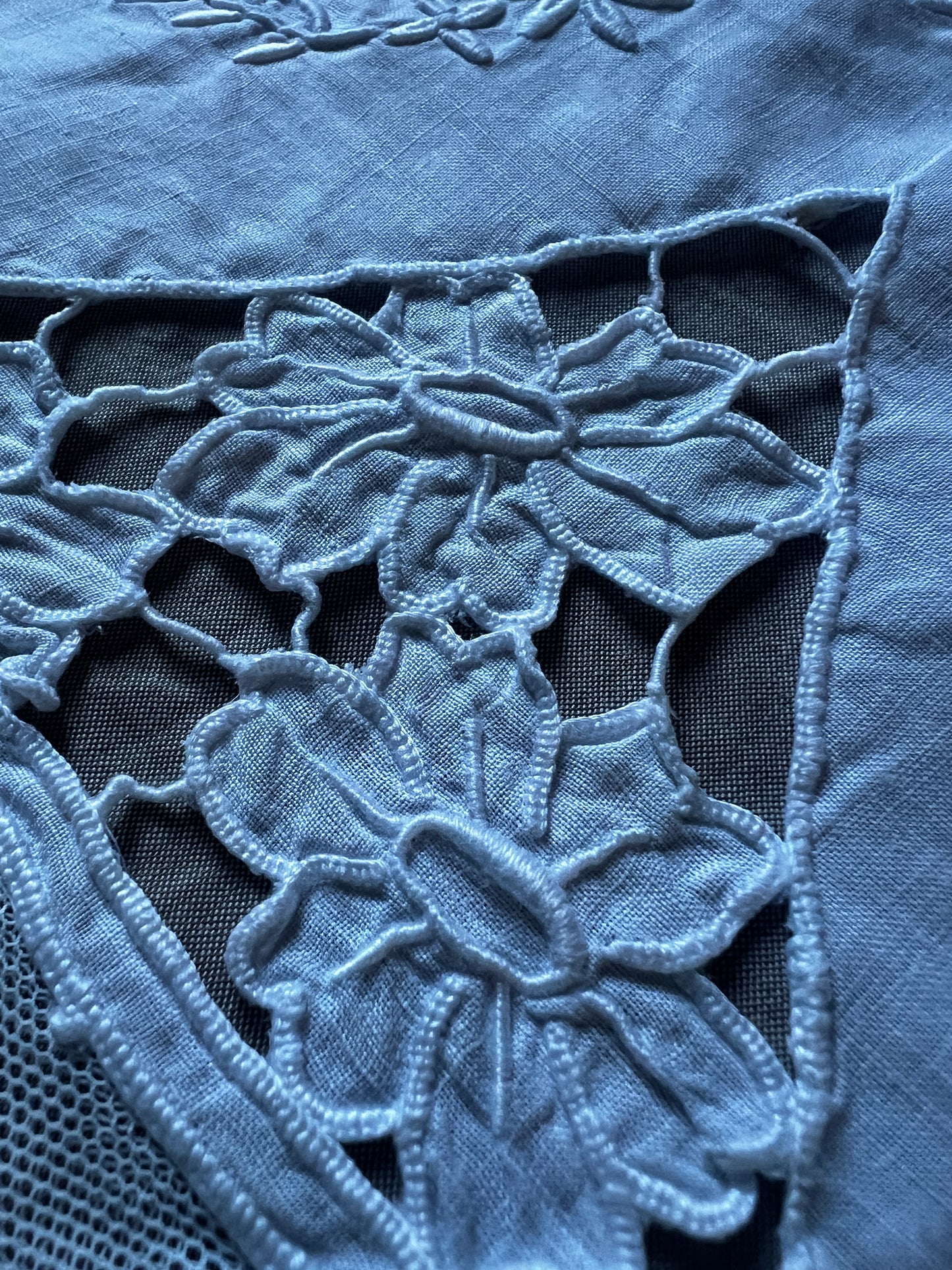 レースと刺繍のクロス