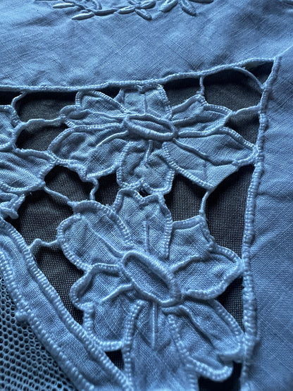 レースと刺繍のクロス