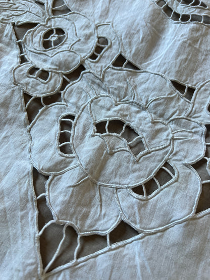 レースと刺繍のクロス