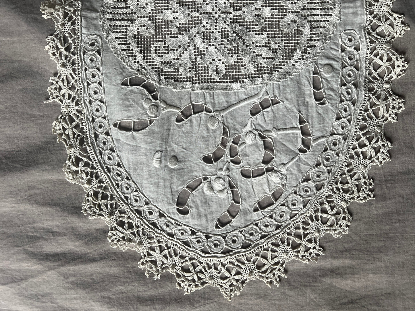 刺繍とレースの楕円クロス