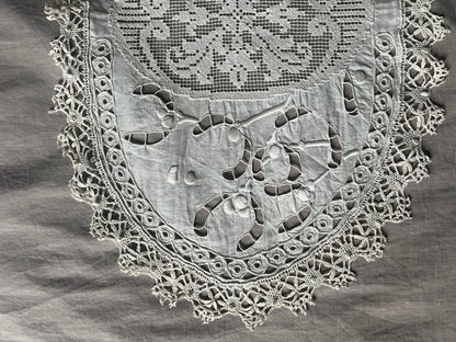刺繍とレースの楕円クロス