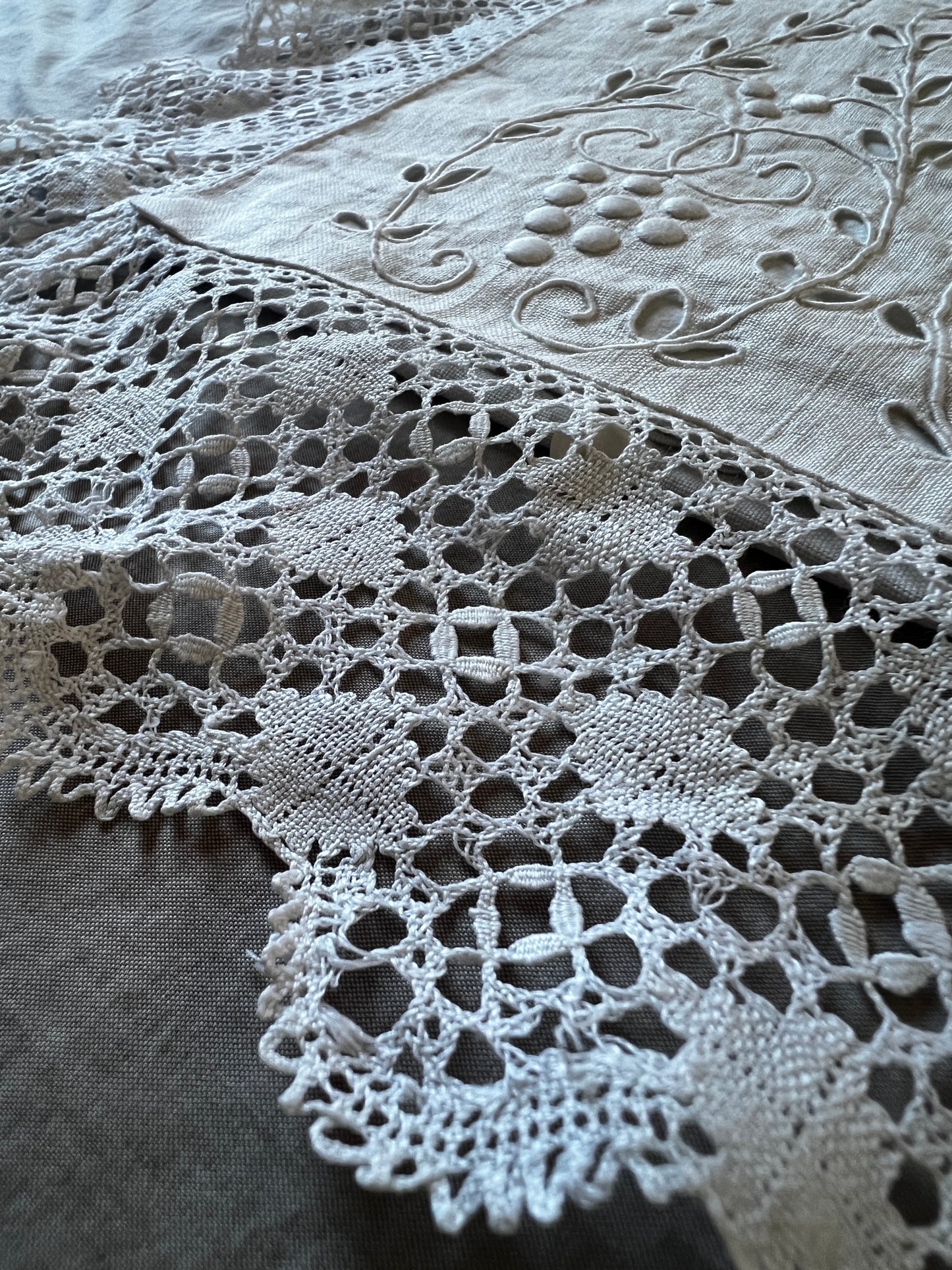 白刺繍のランジェリーサック