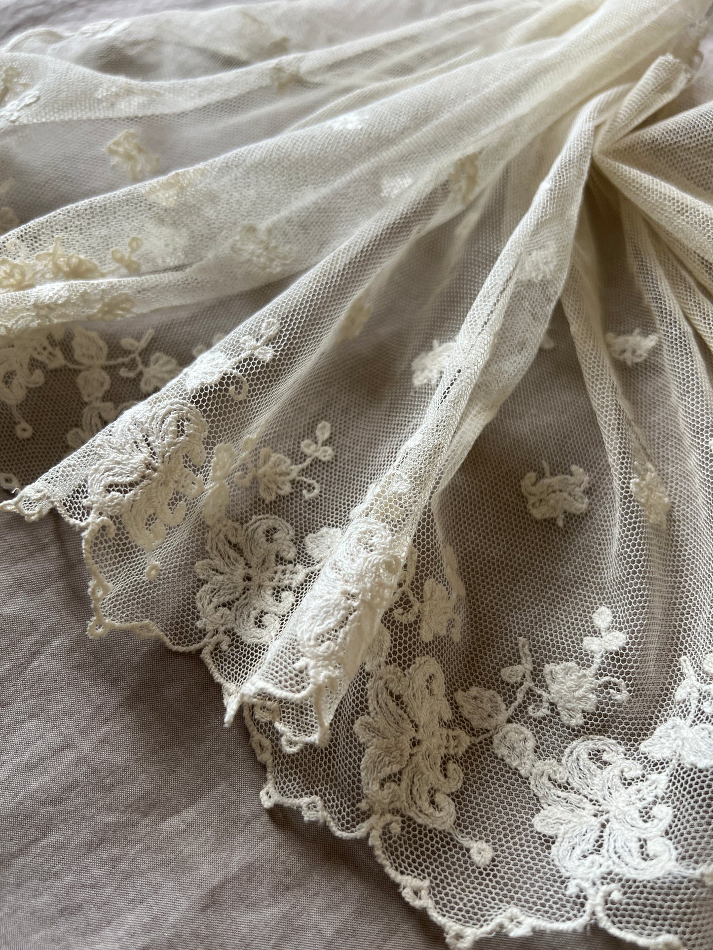 チュール刺繍レース端布
