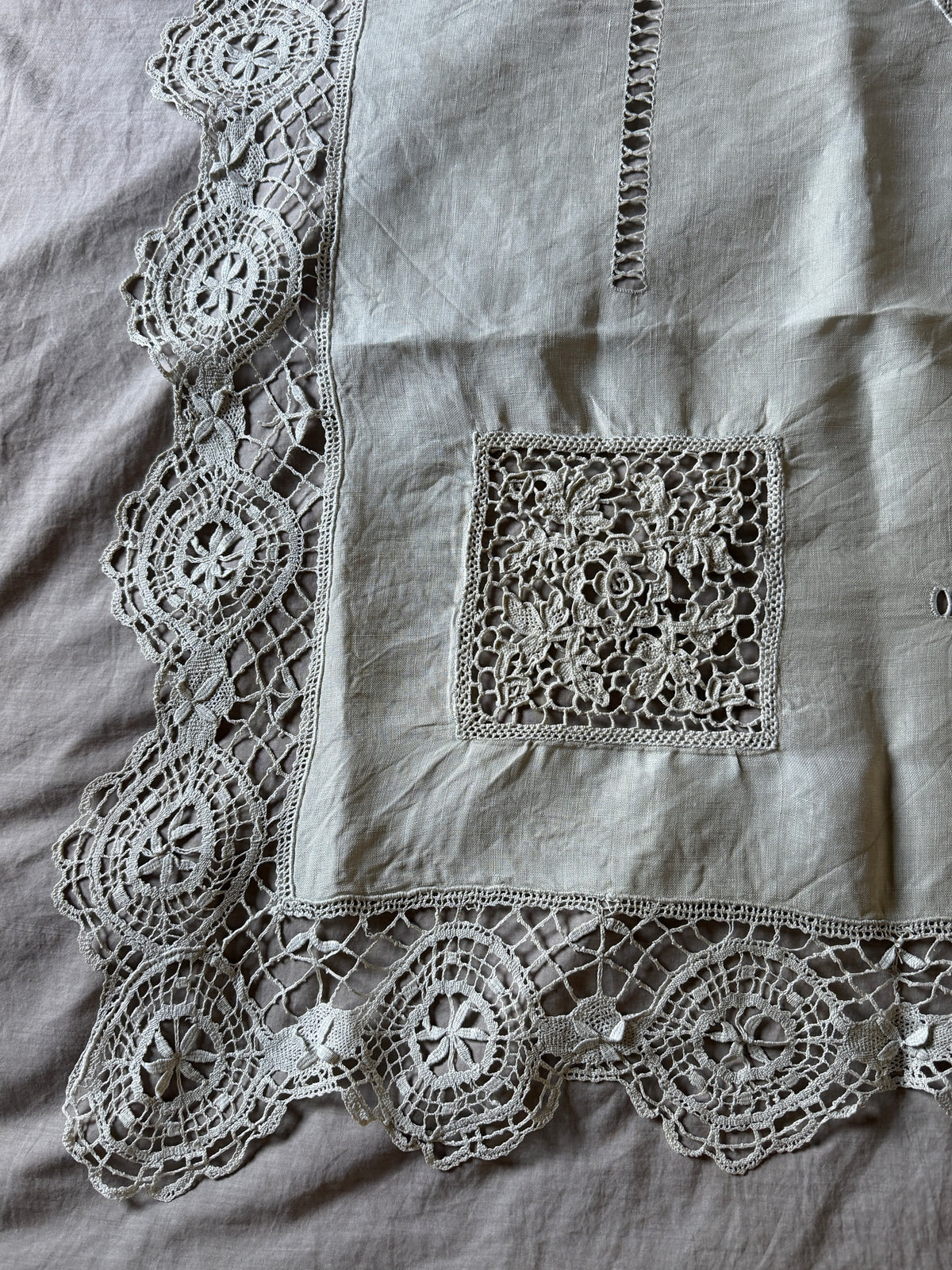 ニードルレースのリネンクロス