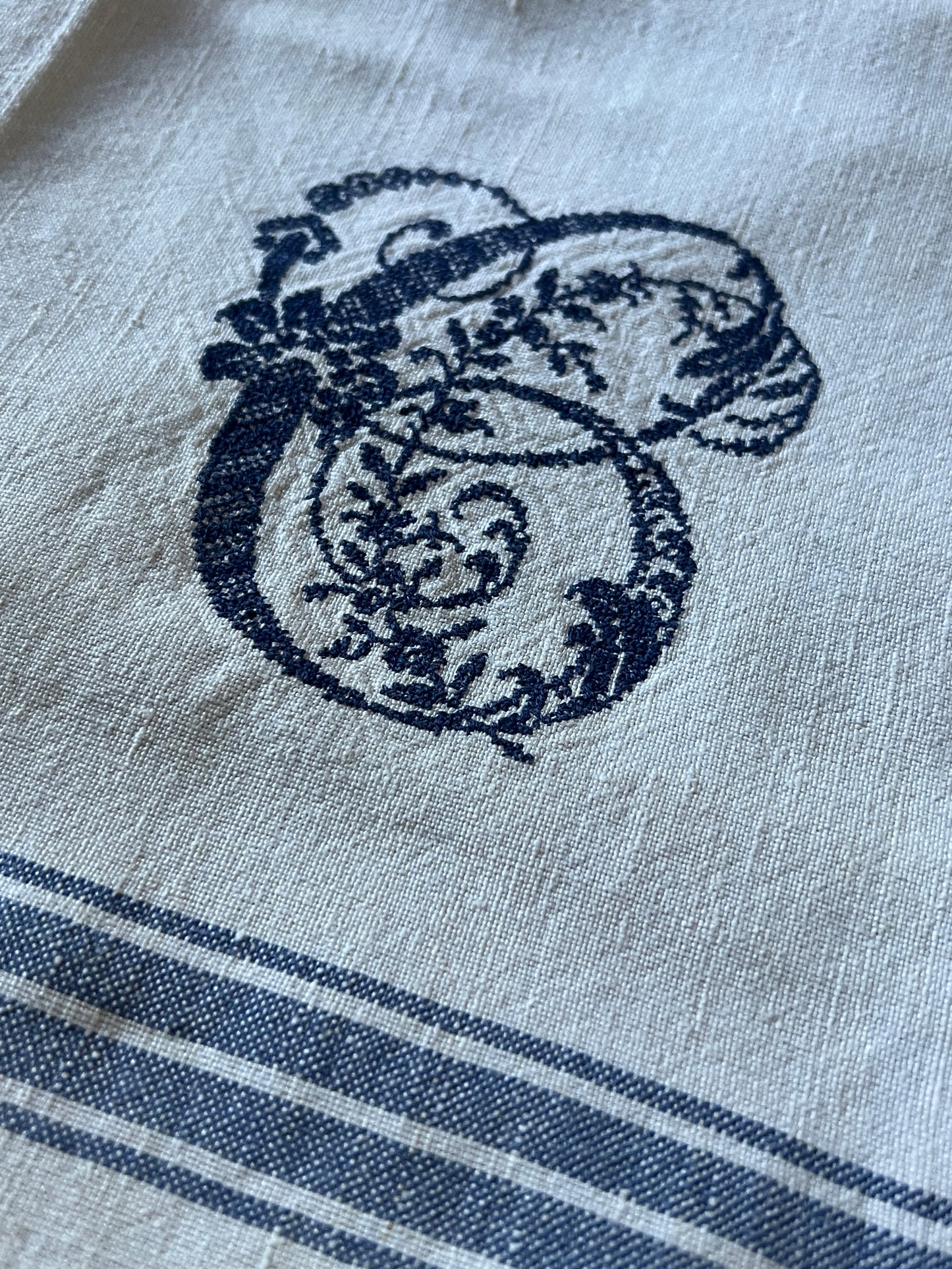 モノグラム刺繍入りリネントルション