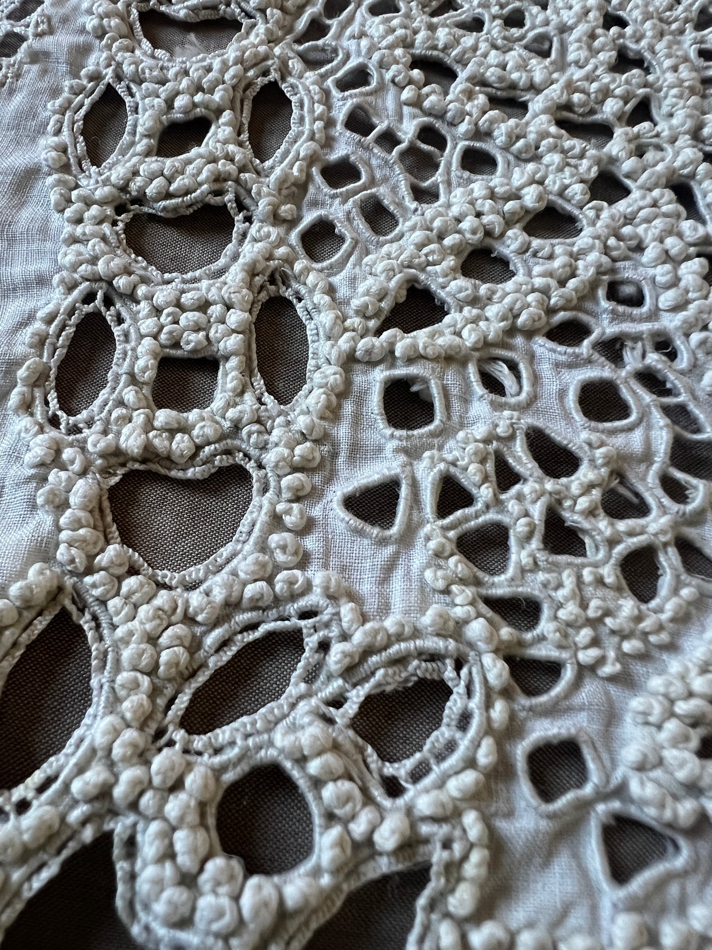 刺繍とレースの棚飾りクロス