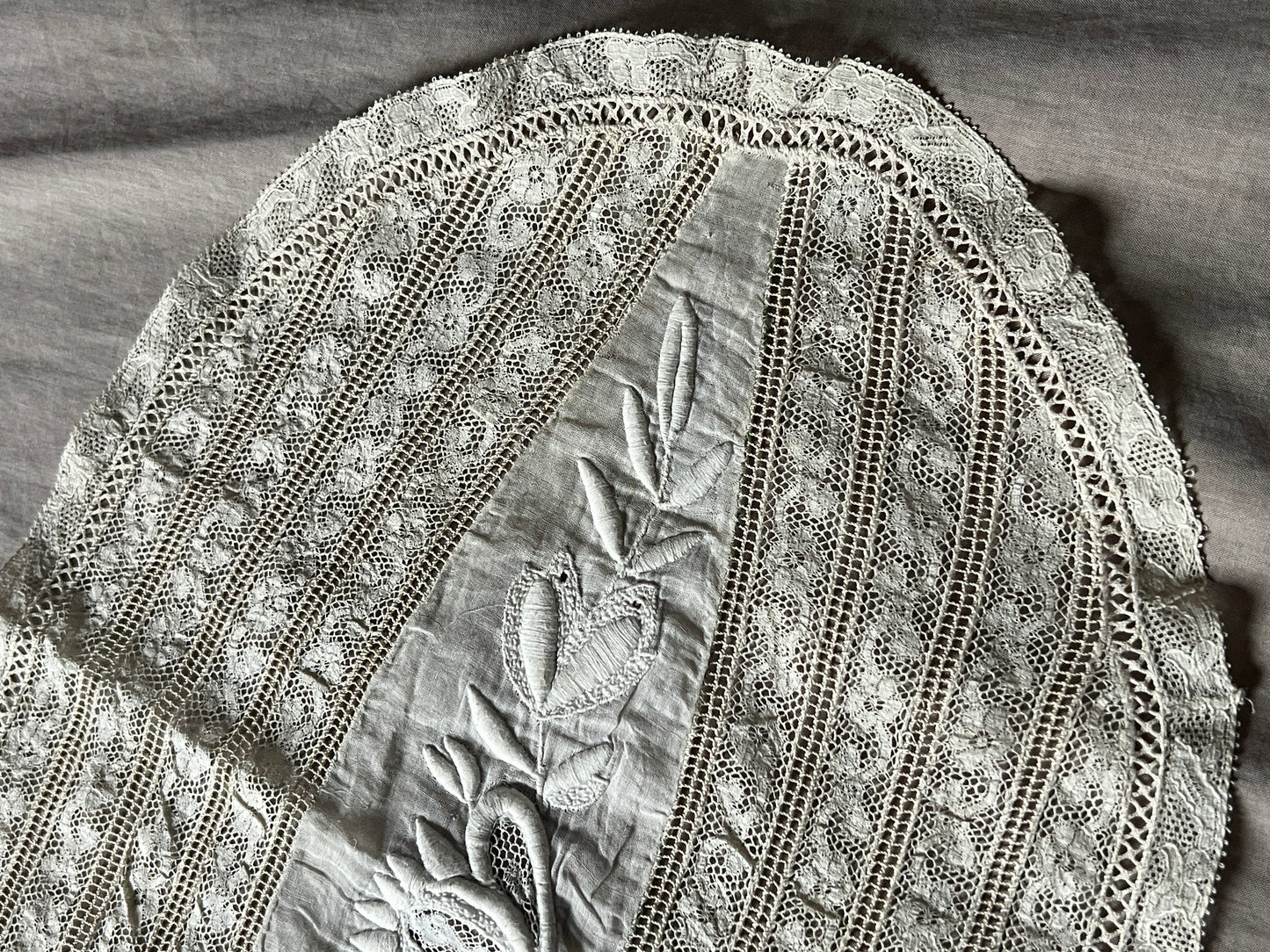 刺繍とレースの楕円クロス