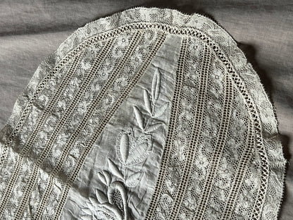 刺繍とレースの楕円クロス