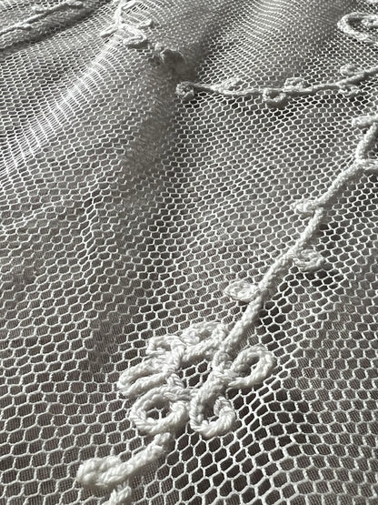 コルネリー刺繍のカーテン