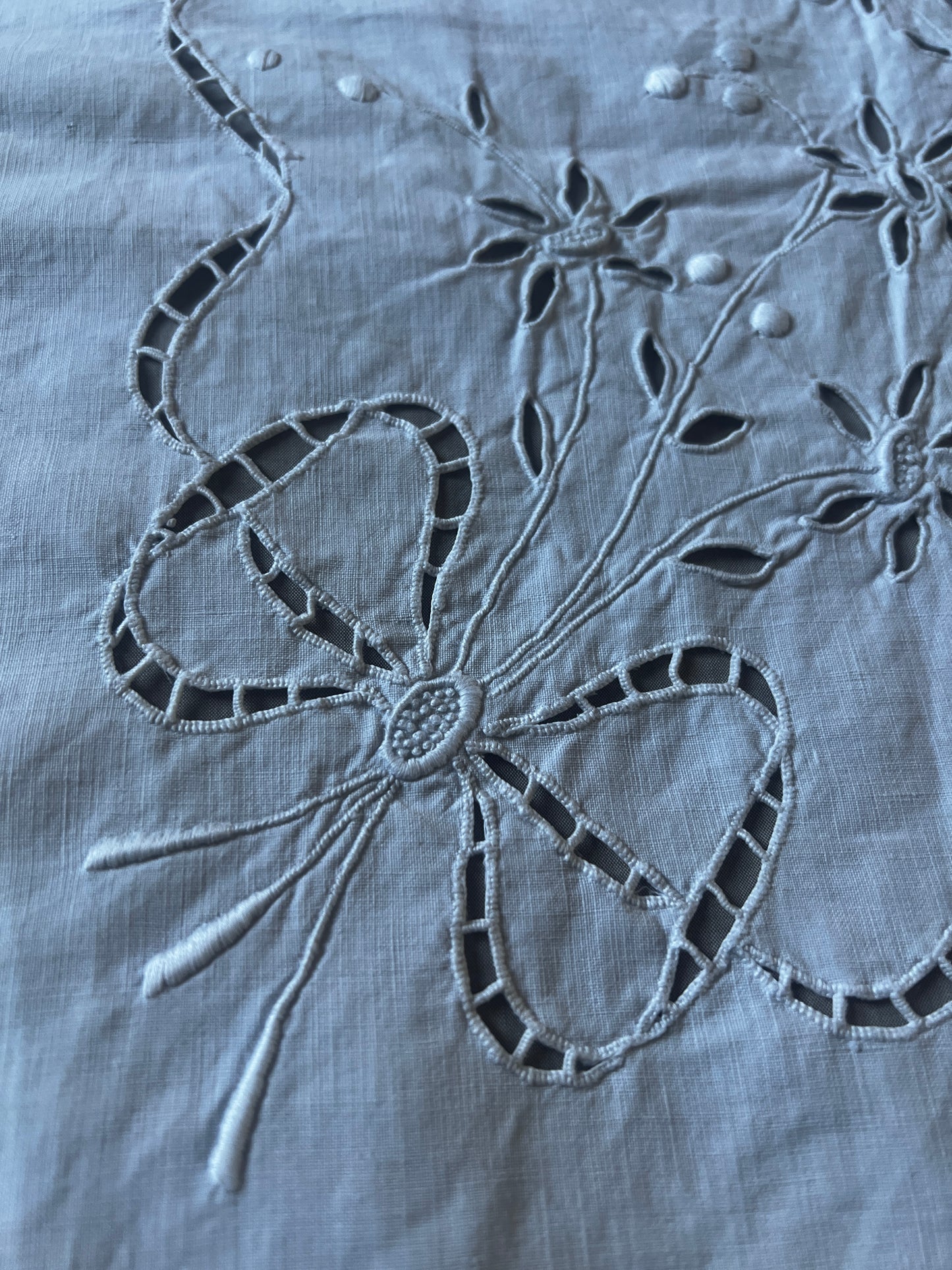 カットワークク刺繍大判クロス