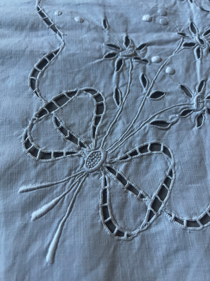 カットワークク刺繍大判クロス