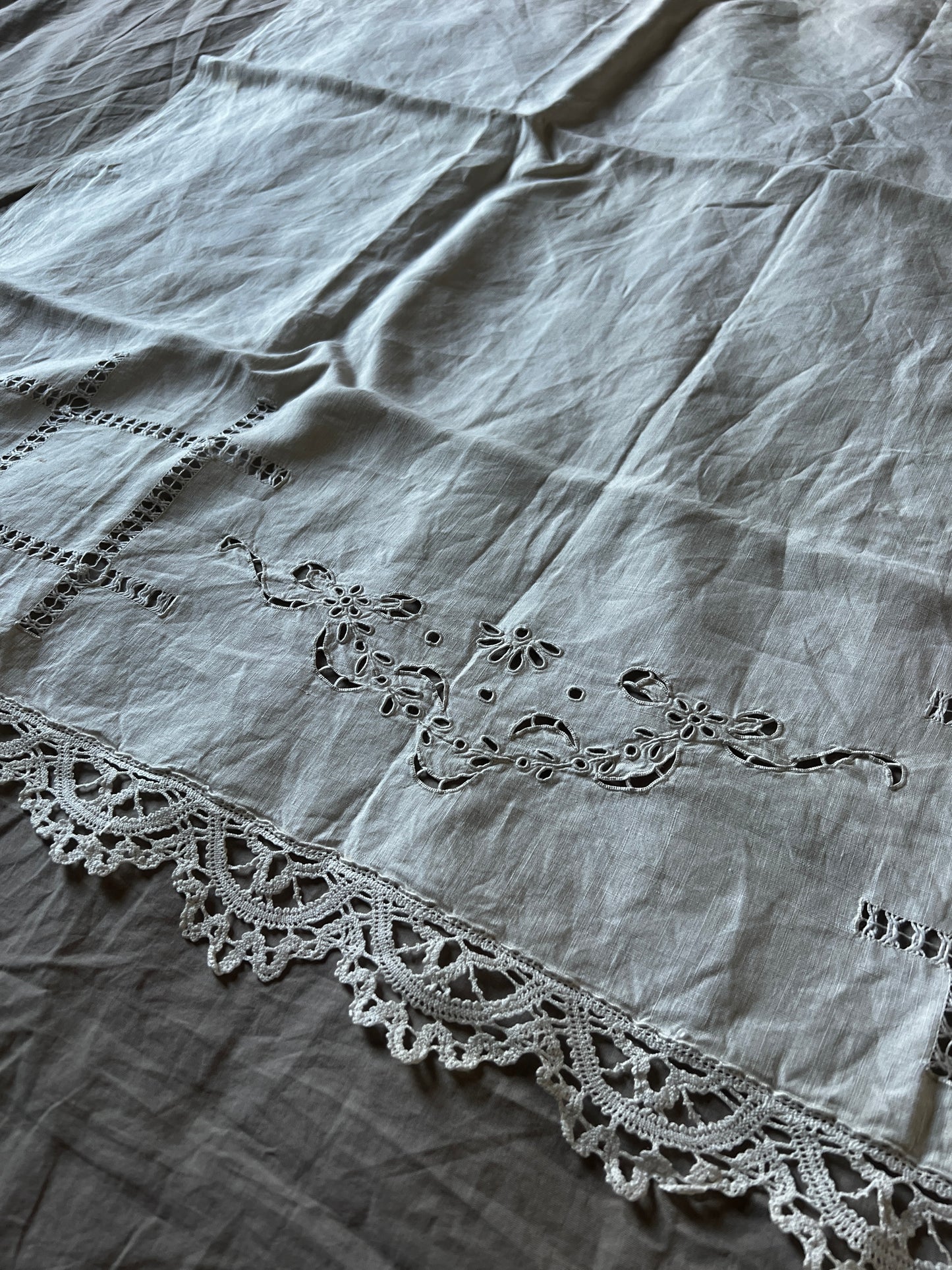刺繍とレースのリネン