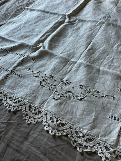 刺繍とレースのリネン