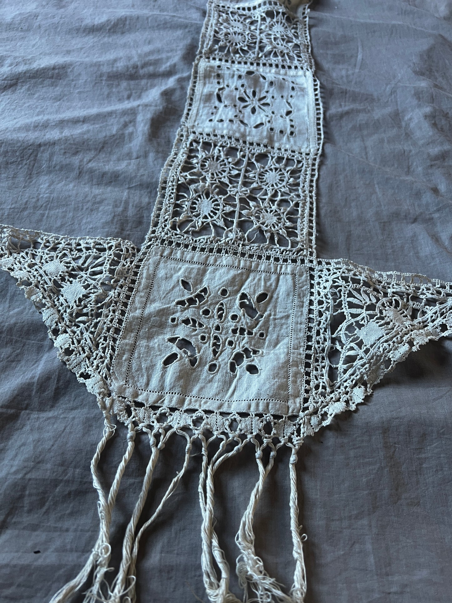 レースと刺繍の飾り布