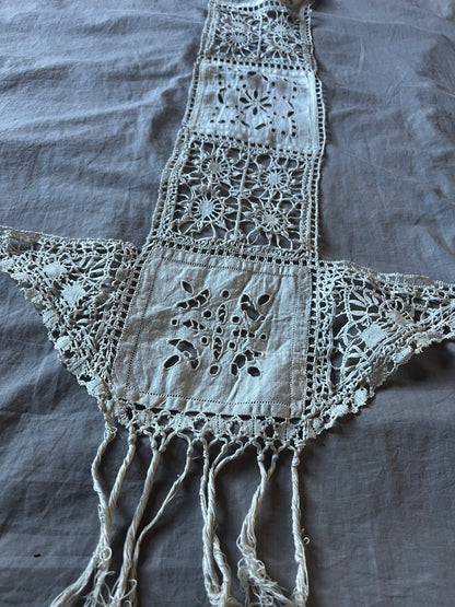 レースと刺繍の飾り布