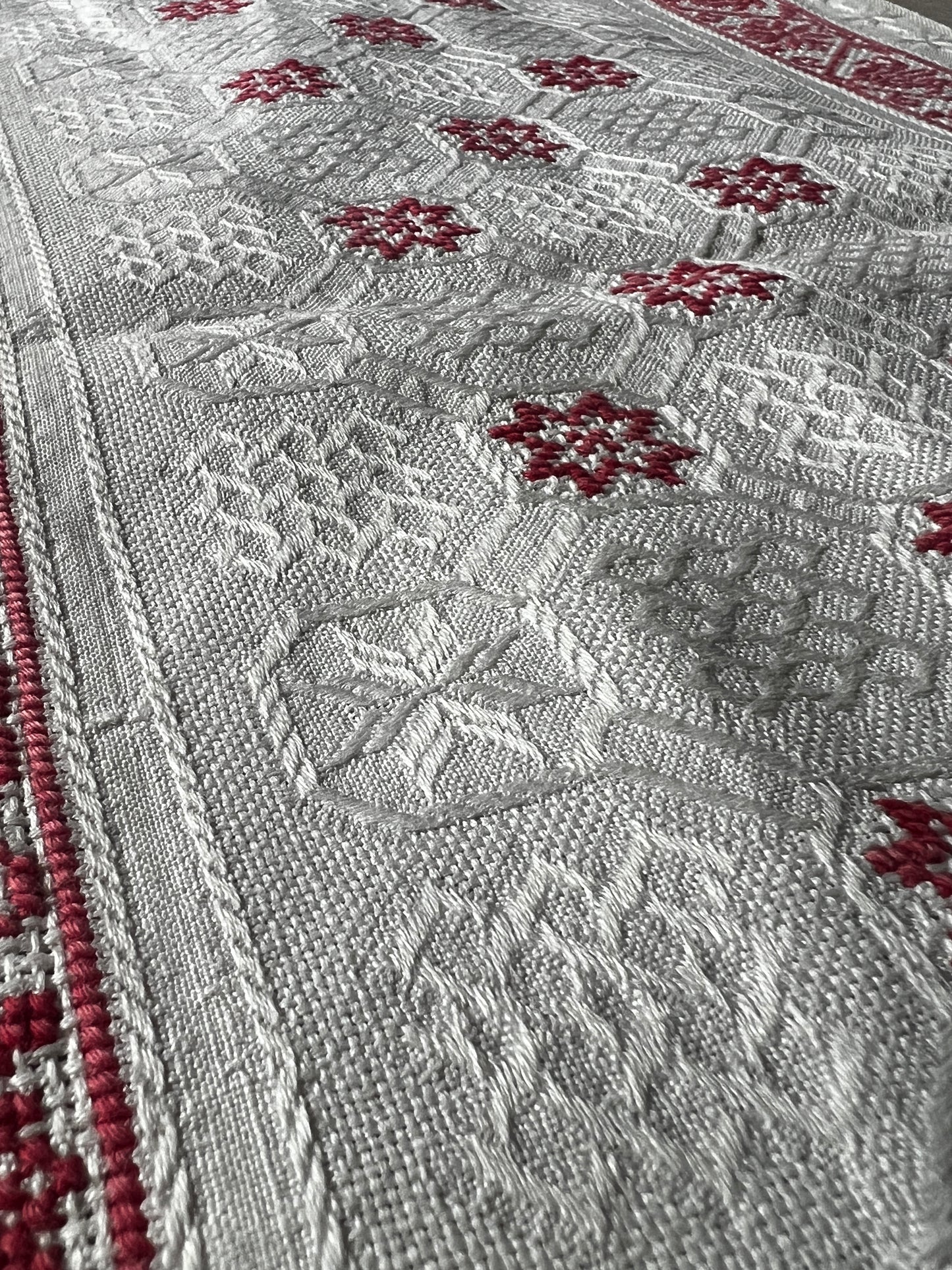 赤糸刺繍テーブルセンター