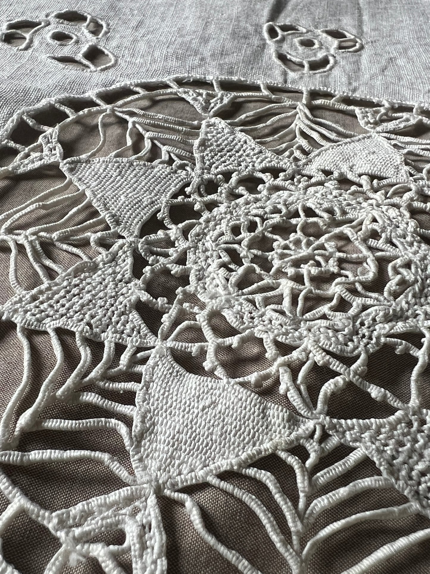レースと刺繍の大判クロス