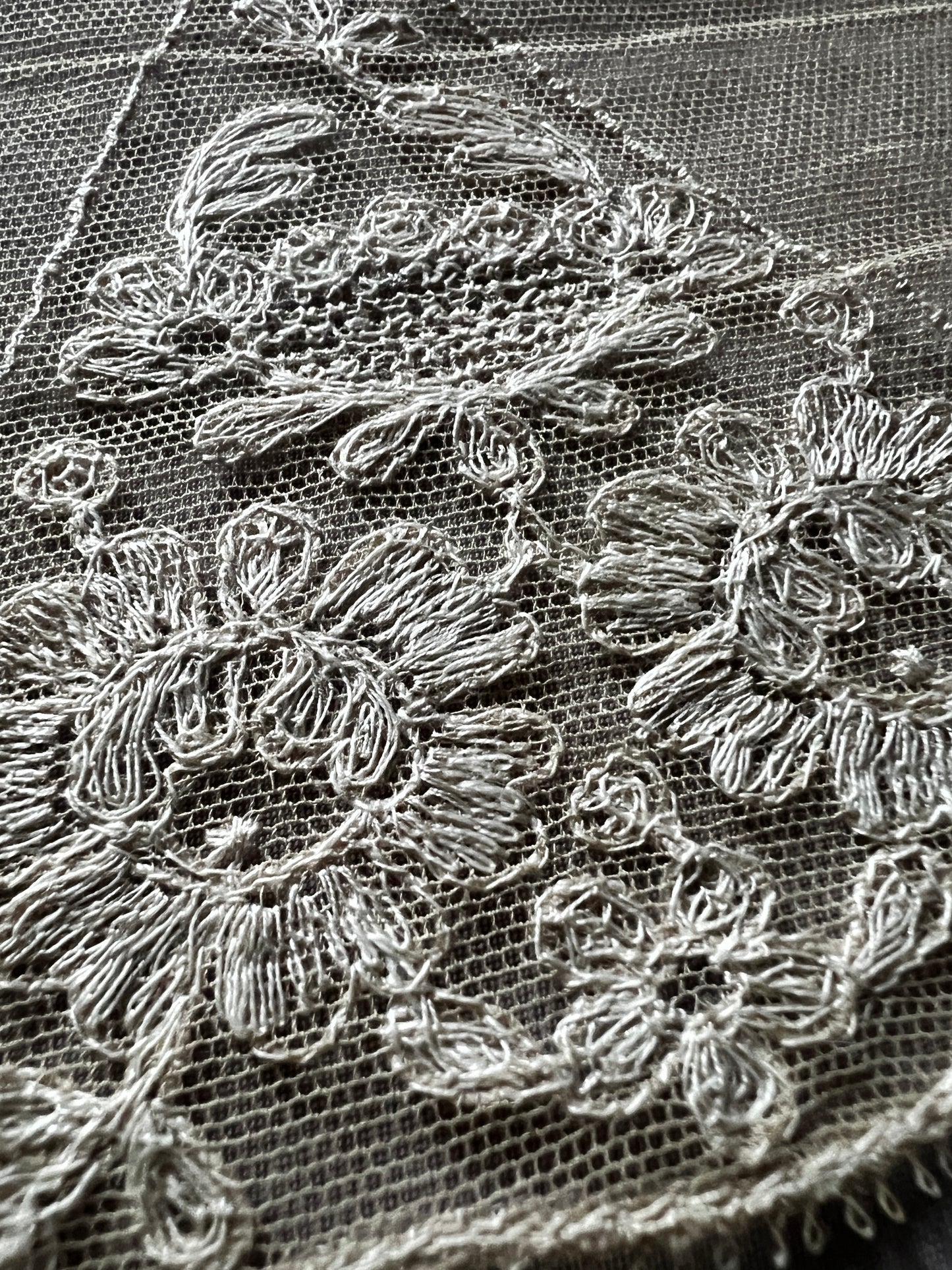 チュール刺繍レース