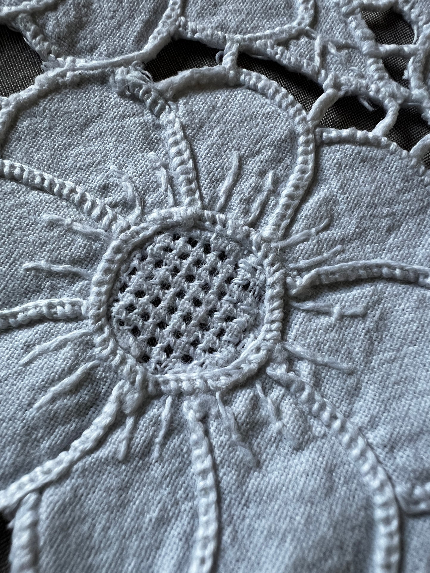 カットワークドイリー