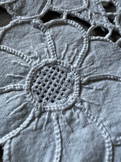 カットワークドイリー