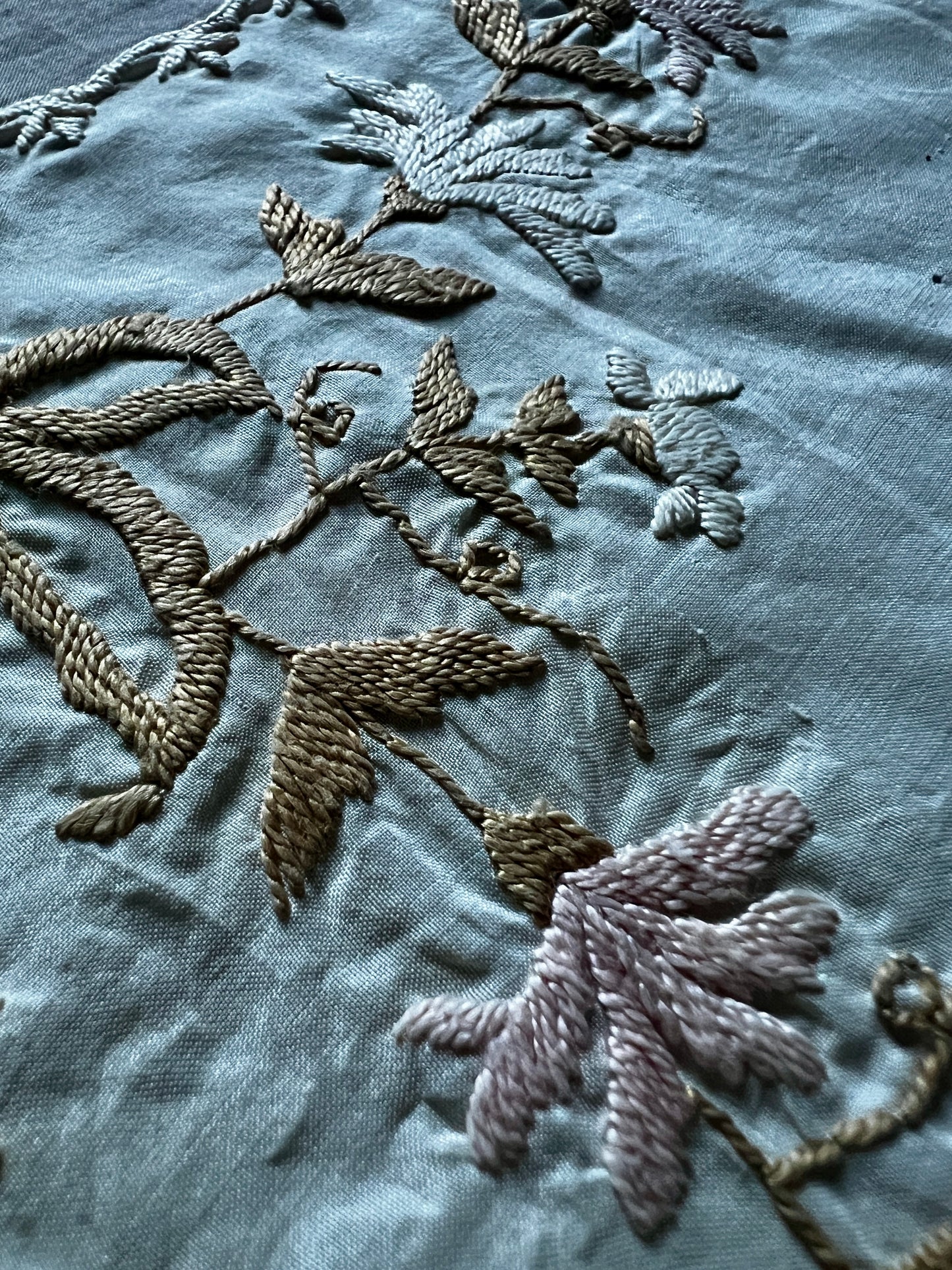 シルクサテンの刺繍ハンカチ