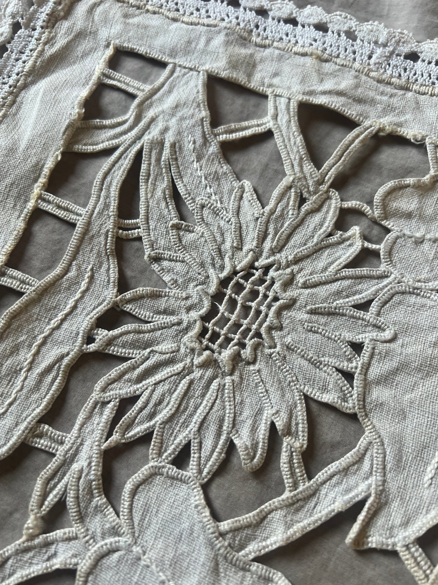 カットワーク刺繍クロス
