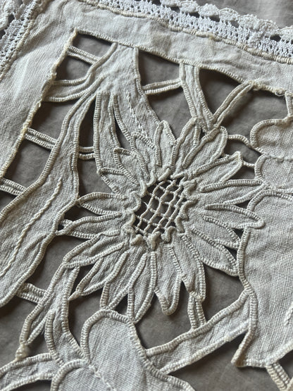 カットワーク刺繍クロス