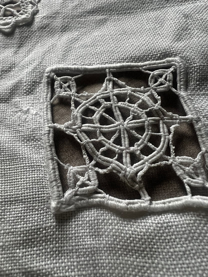 レースモチーフ円形クロス