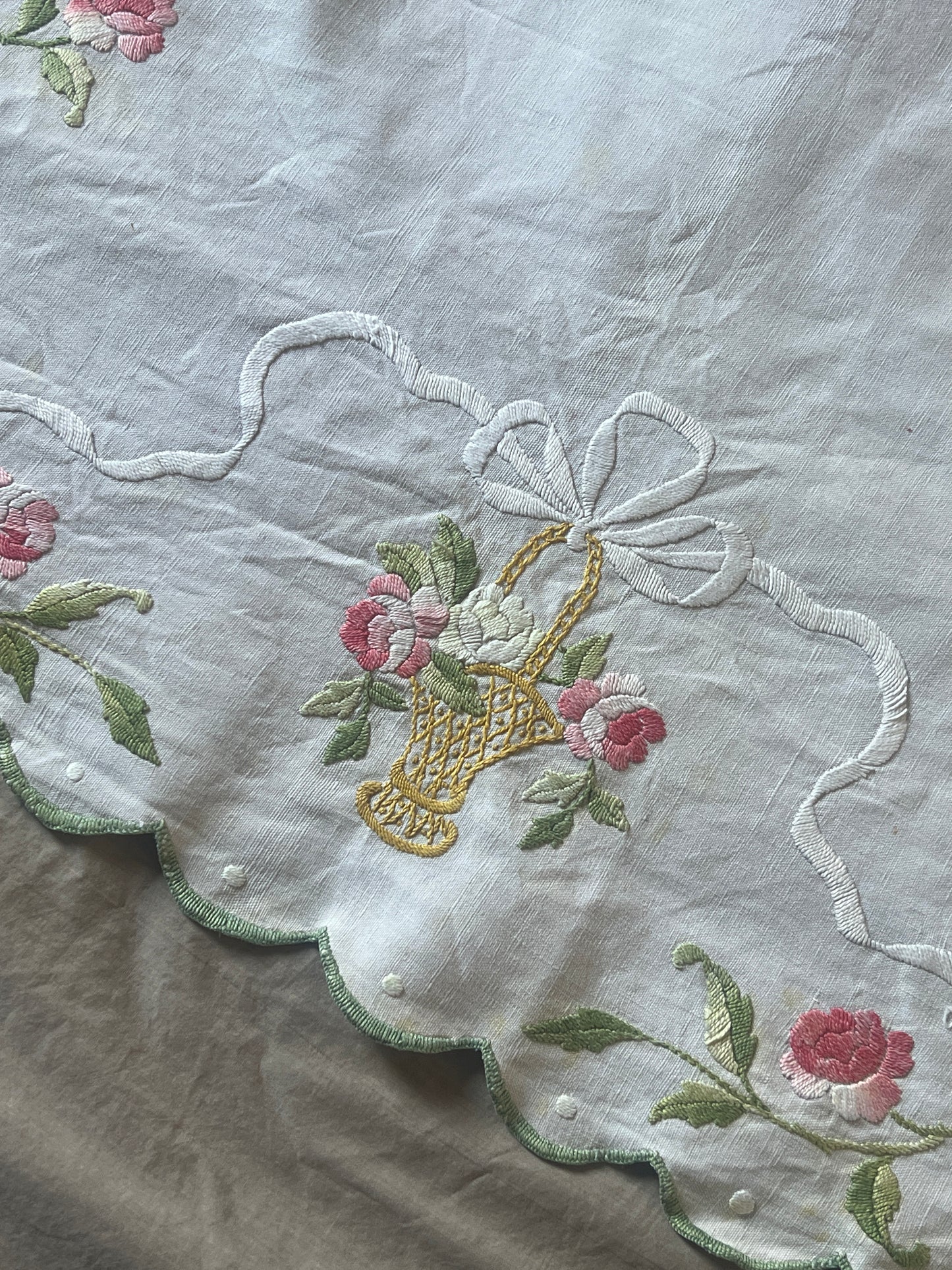花の刺繍の棚飾り