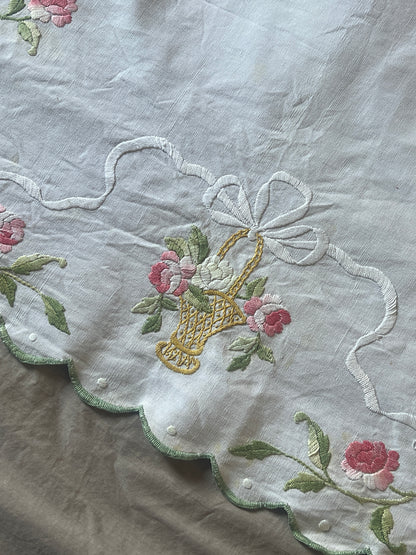 花の刺繍の棚飾り