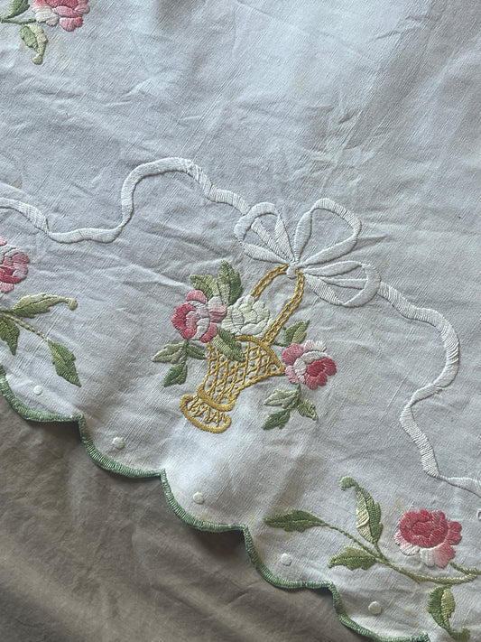 花の刺繍の棚飾り