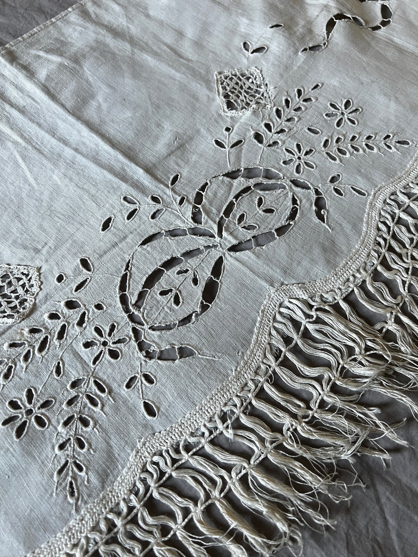 カットワーク刺繍の棚飾り