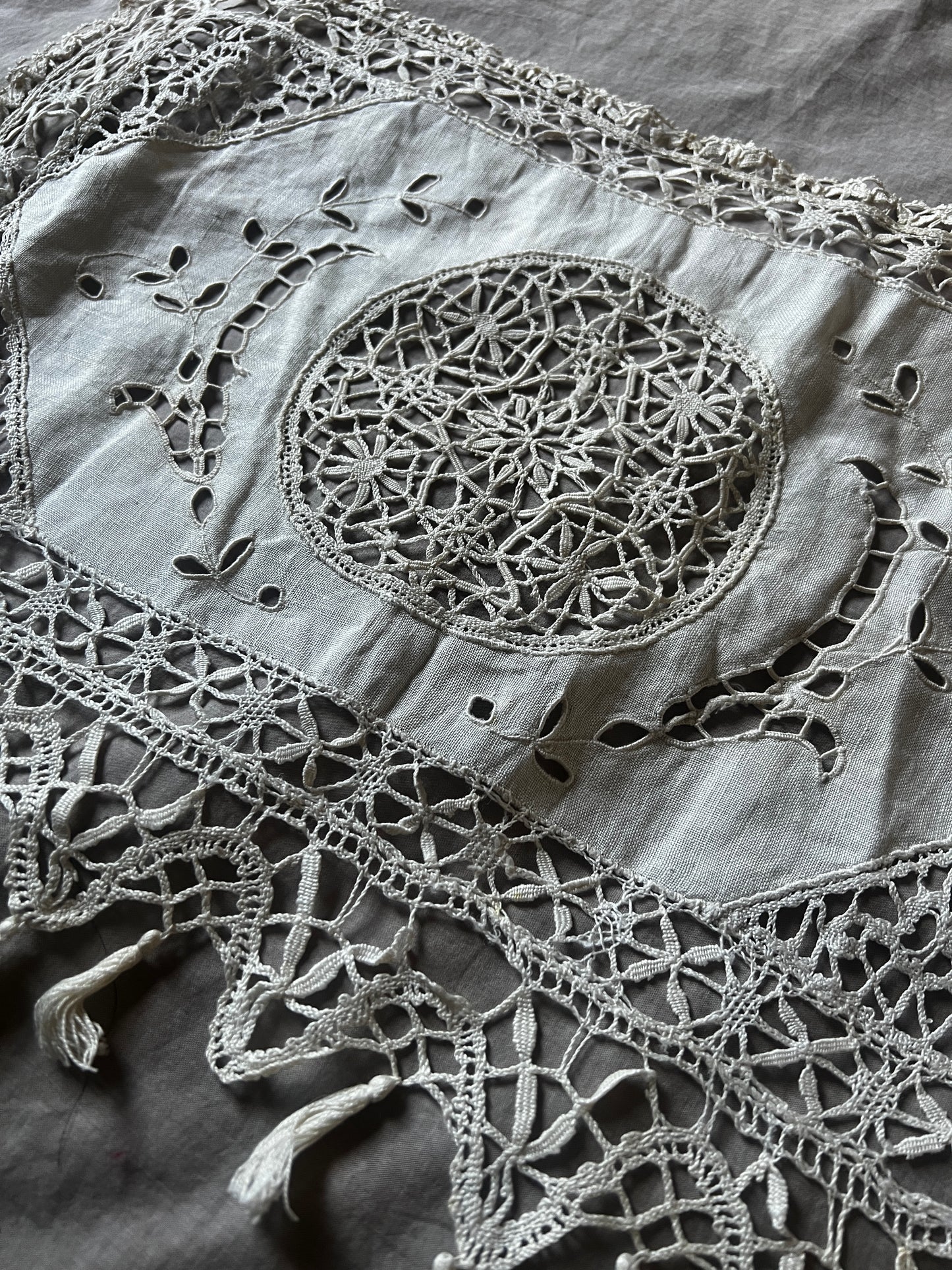 レースと刺繍のミニカーテン