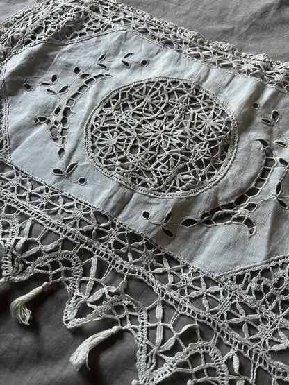 レースと刺繍のミニカーテン