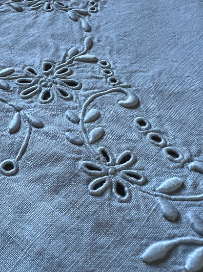 カットワーク刺繍の正方形クロス