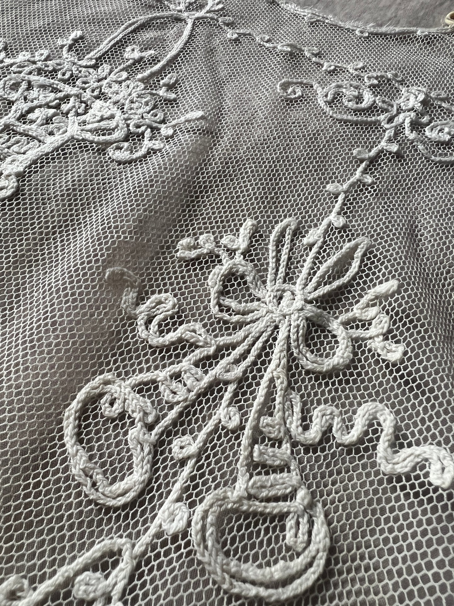 コルネリー刺繍のカーテン
