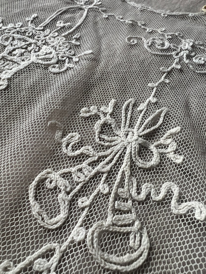 コルネリー刺繍のカーテン
