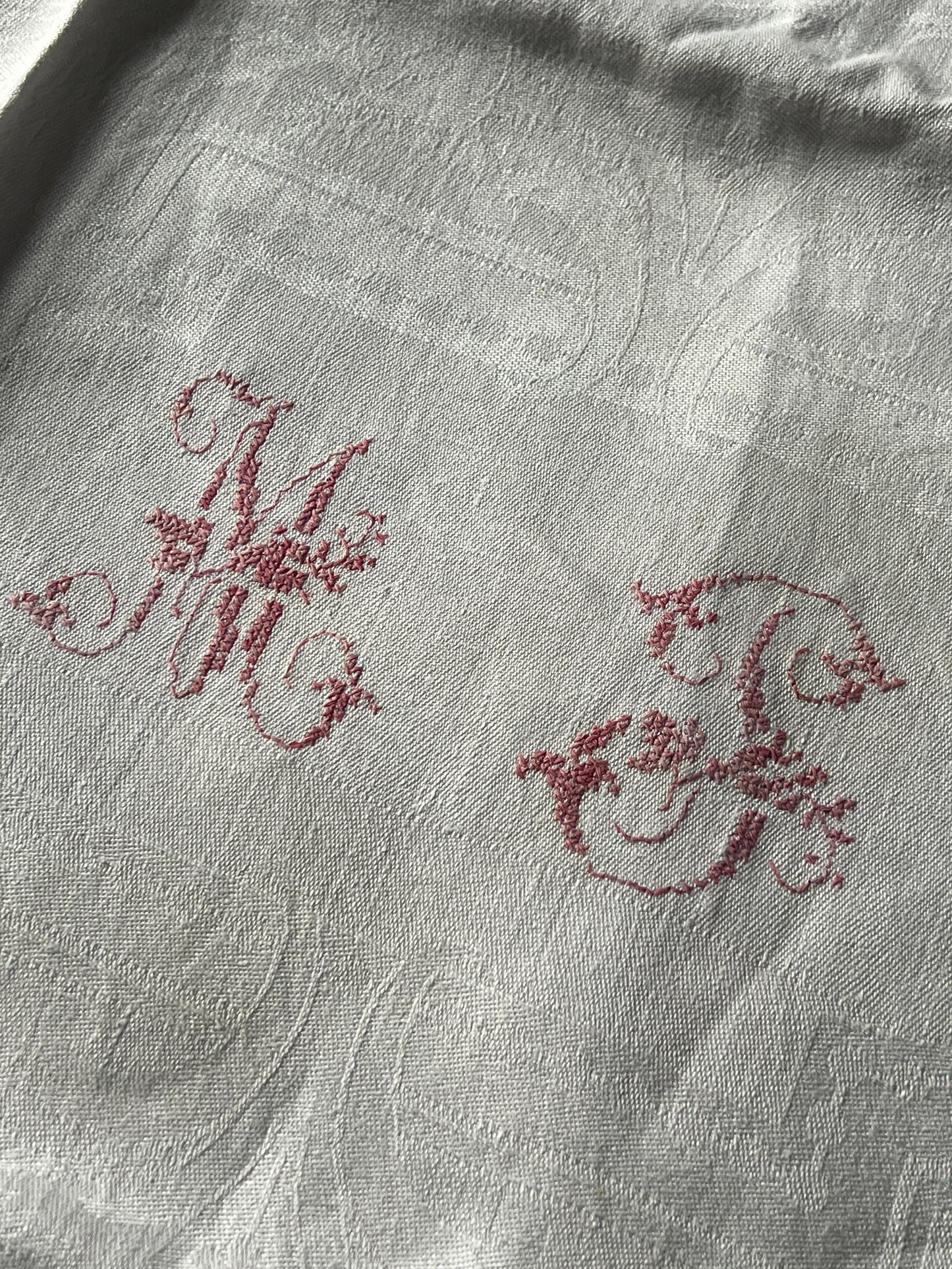 赤糸モノグラム刺繍リネンクロス