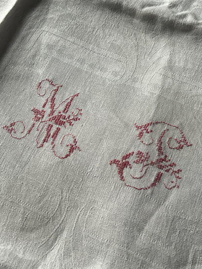 赤糸モノグラム刺繍リネンクロス