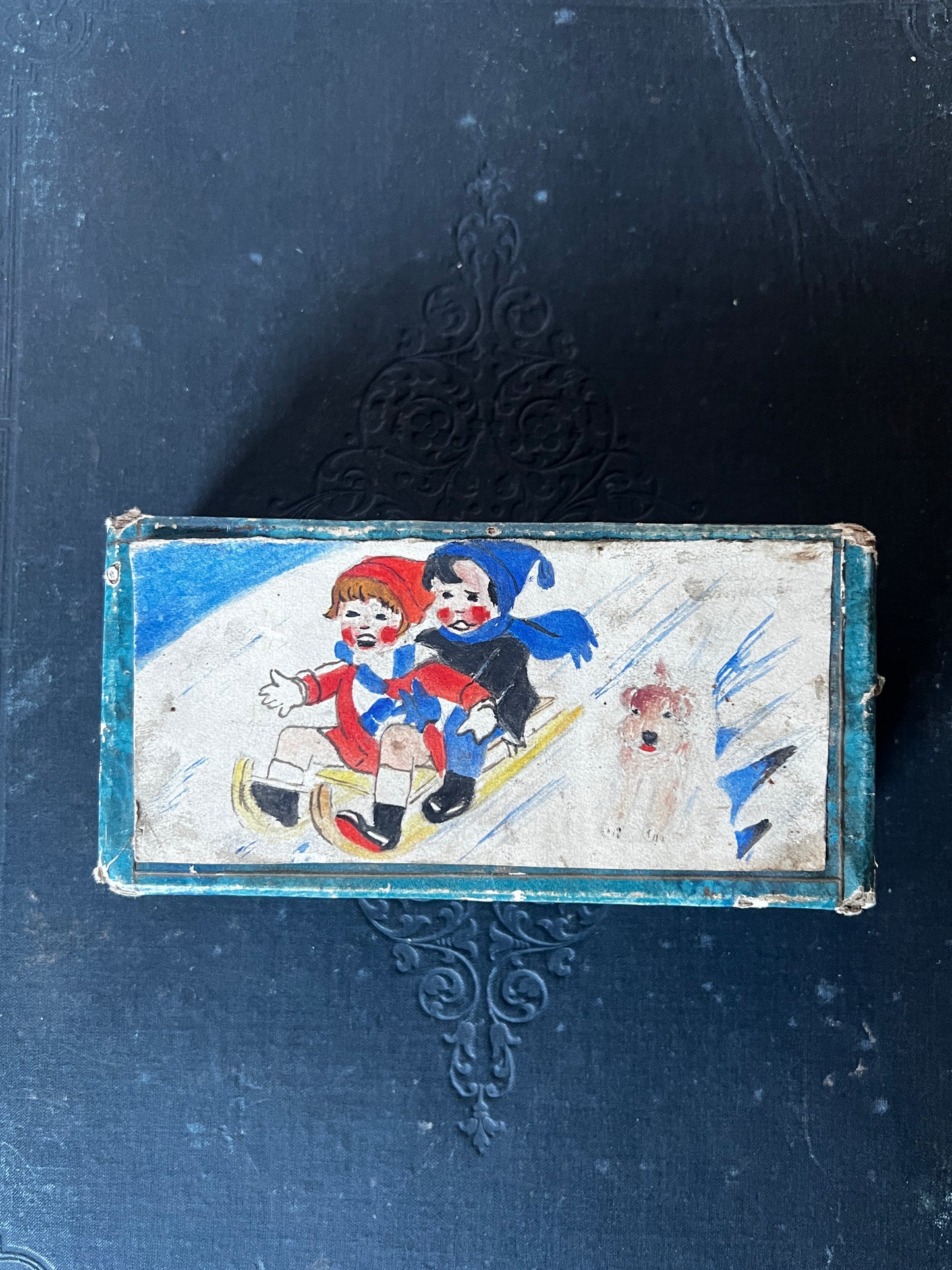 紙箱入りおもちゃ