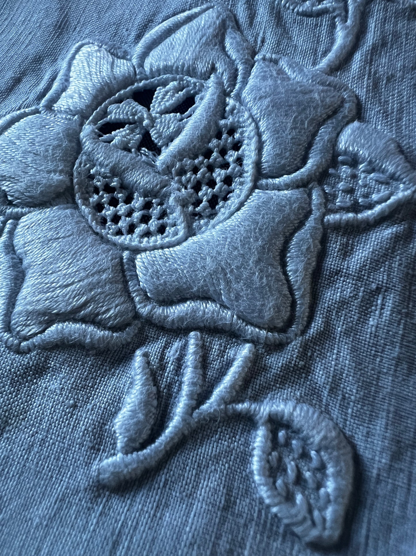 白刺繍のクロス