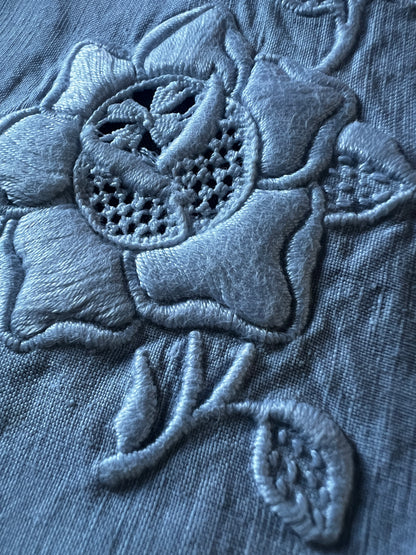 白刺繍のクロス