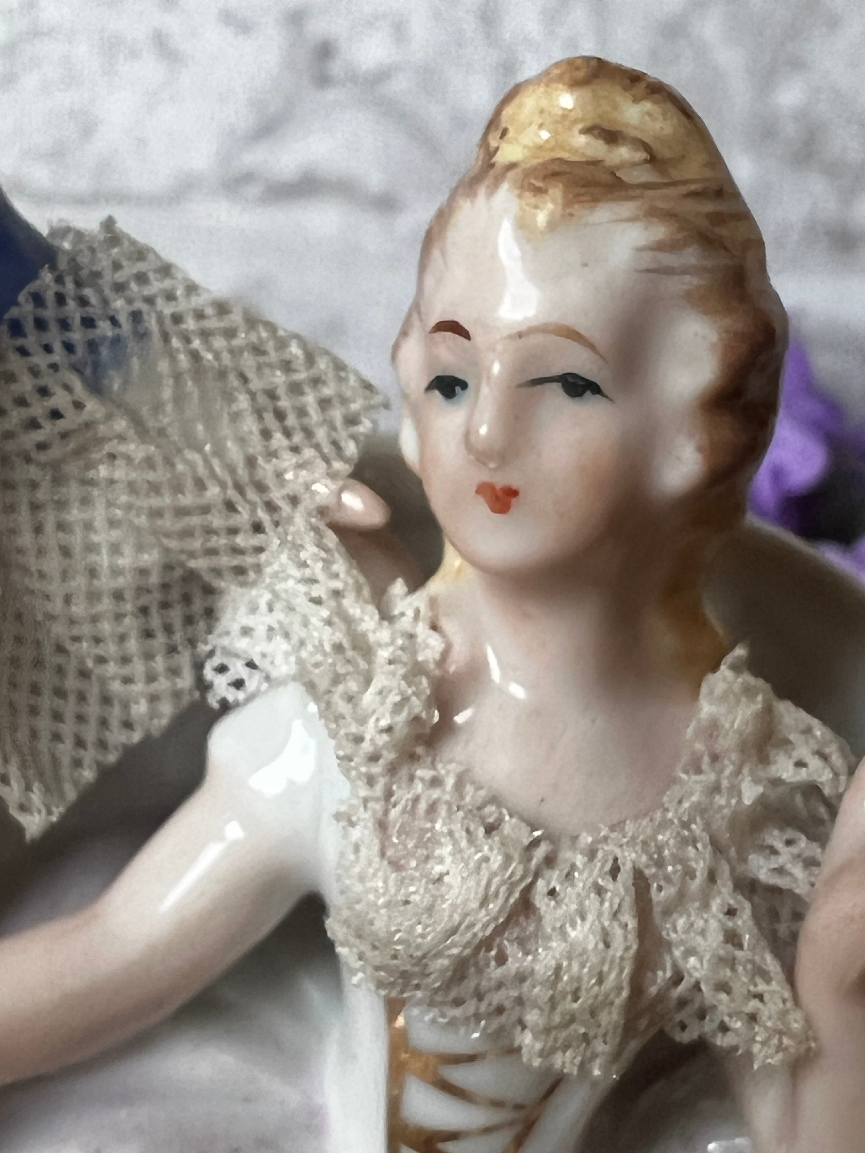 レース装飾磁器フィギュリン (ロココスタイル) – France Antique 銀色