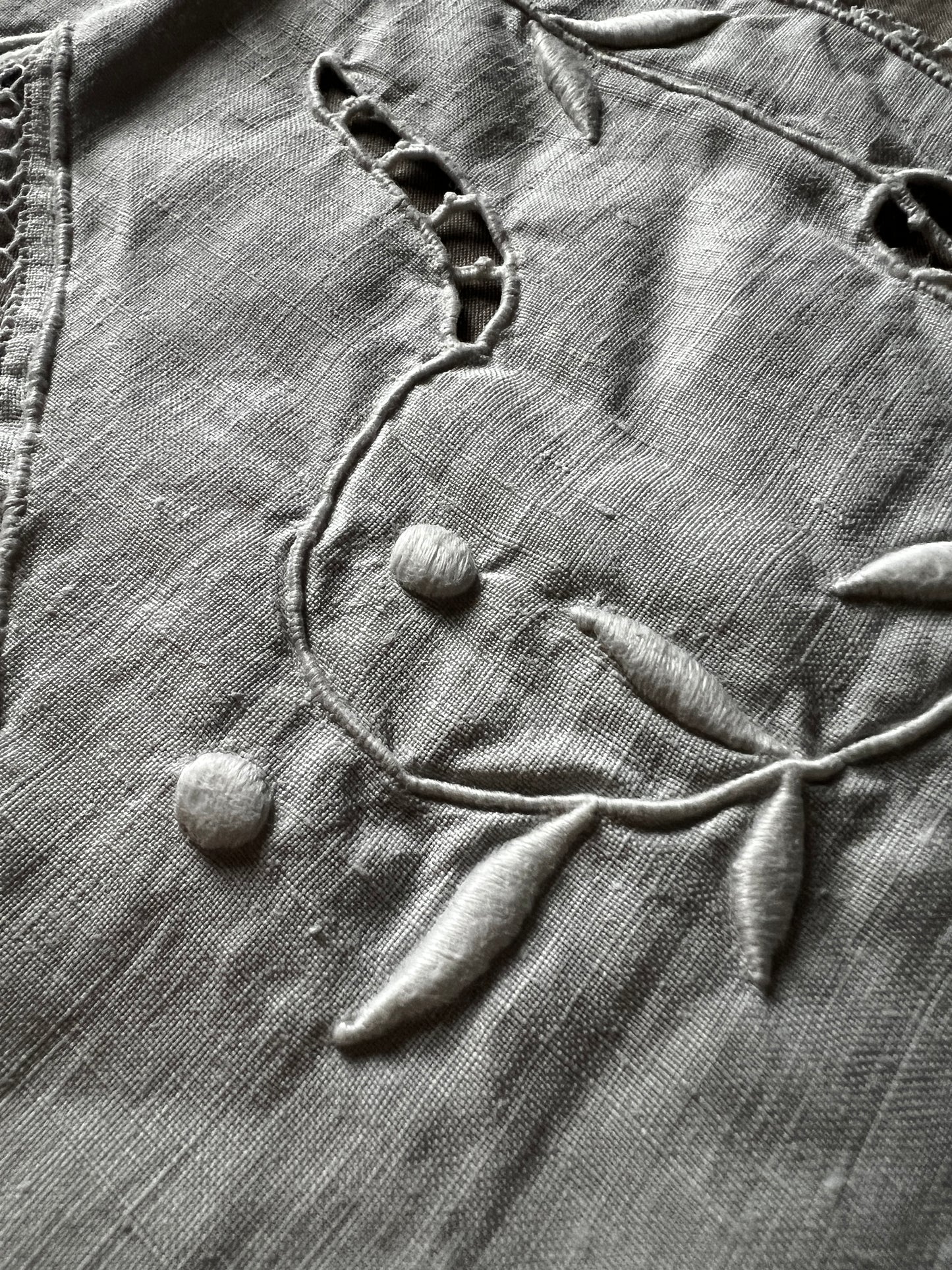 刺繍とレースの飾り布