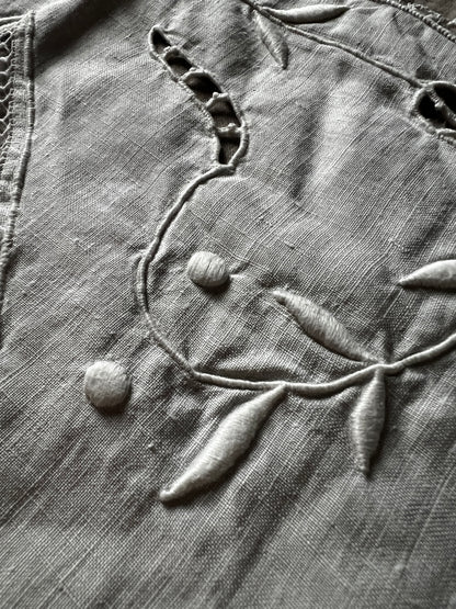 刺繍とレースの飾り布